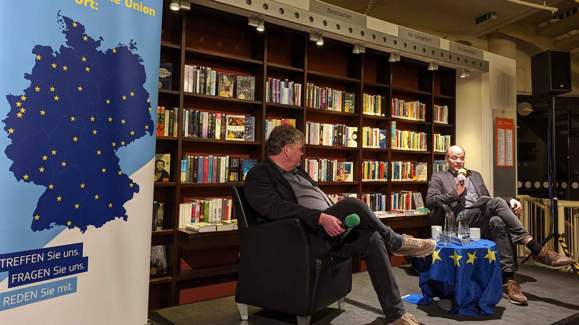 Mutige Thesen zu Europapolitik und Weltpolitik: 25 Teilnehmer beim EU Jahresrückblick in der Stadtbibliothek Gütersloh
