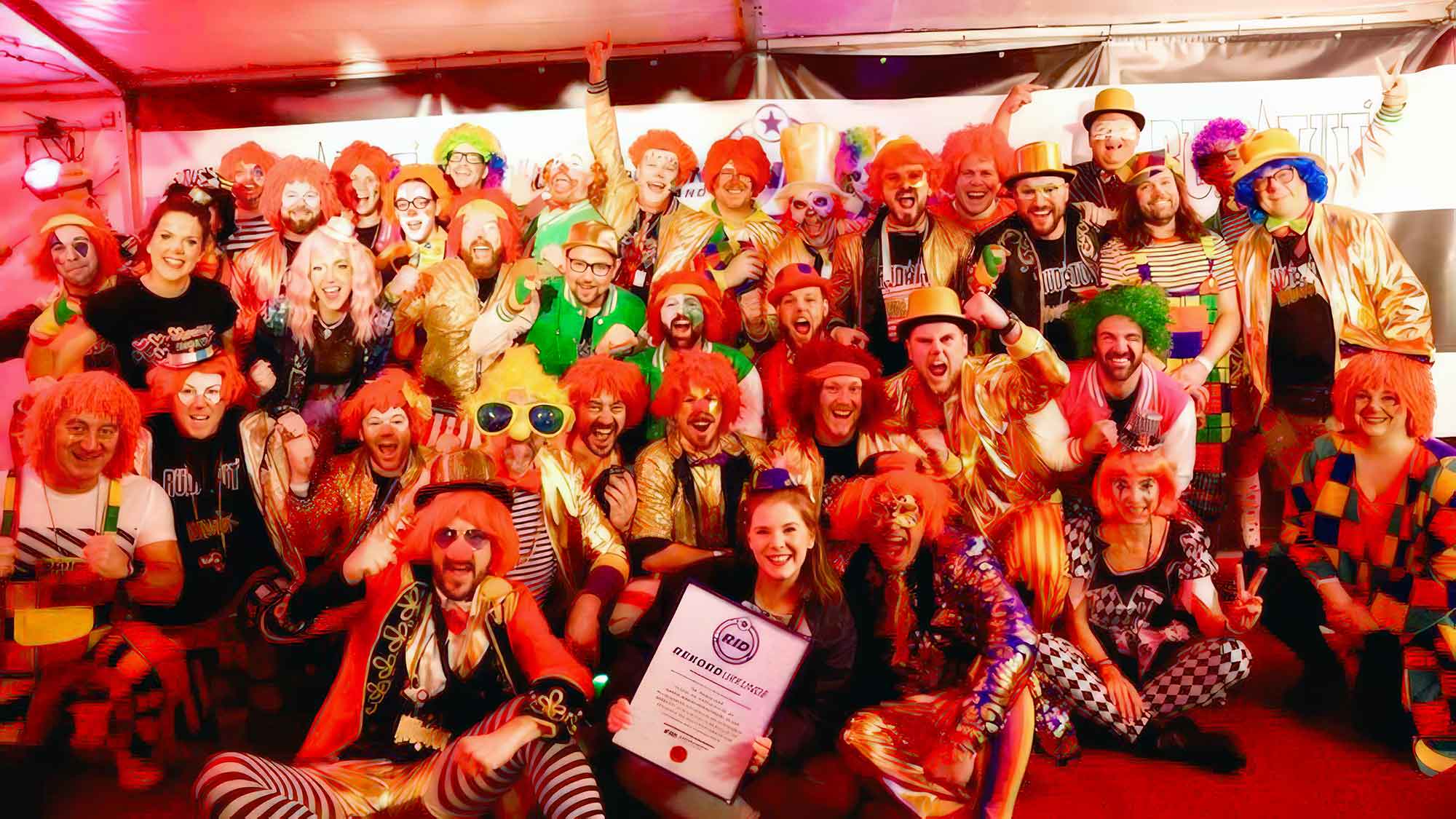 RID Weltrekord: »RÜDÀTÜT« in Neuberg mit 707 Personen die weltweit »größte Clowns Versammlung«