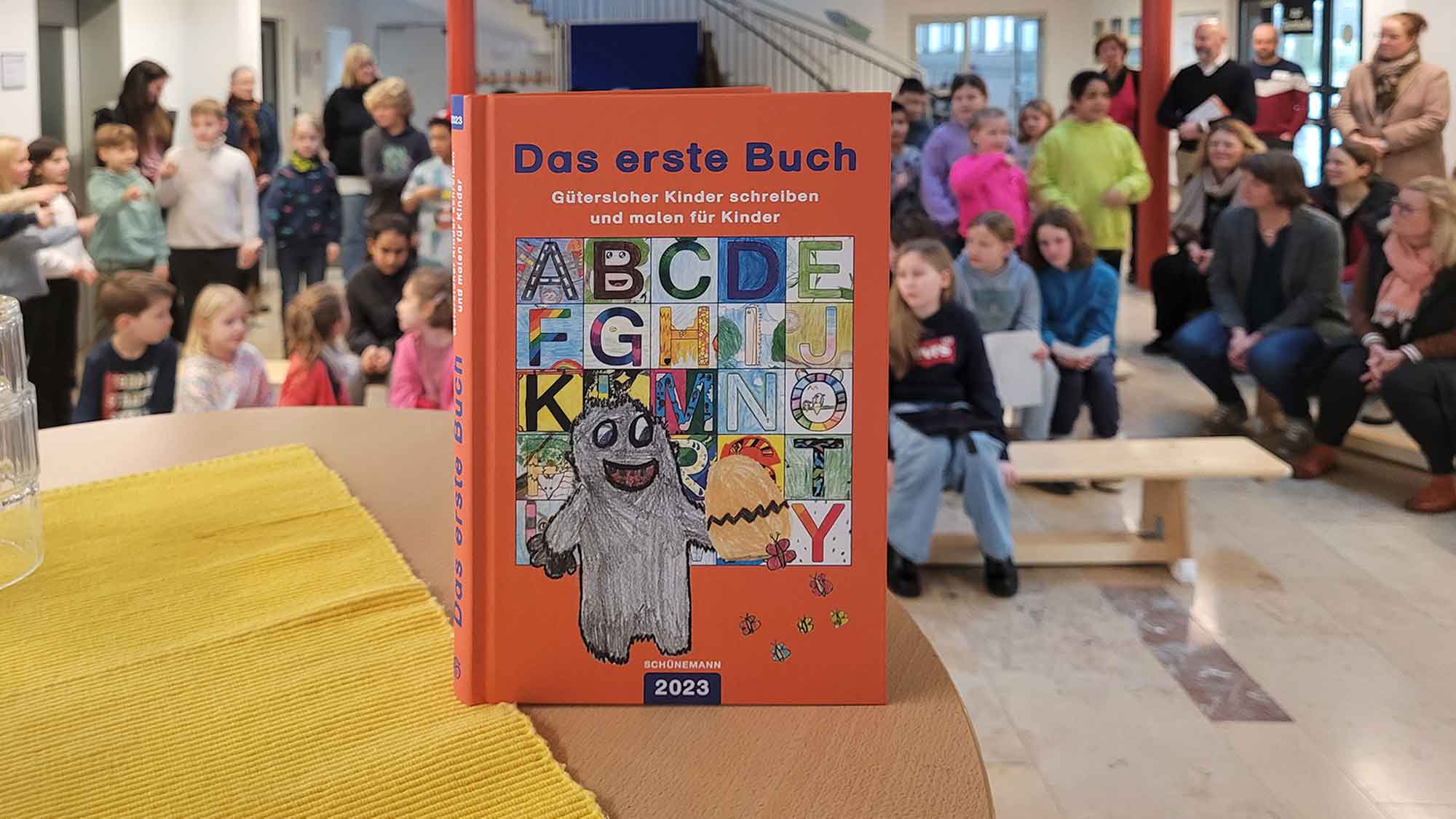Gütersloh: »Das erste Buch« – Bilder und Geschichten von A bis Z von Kindern für Kinder