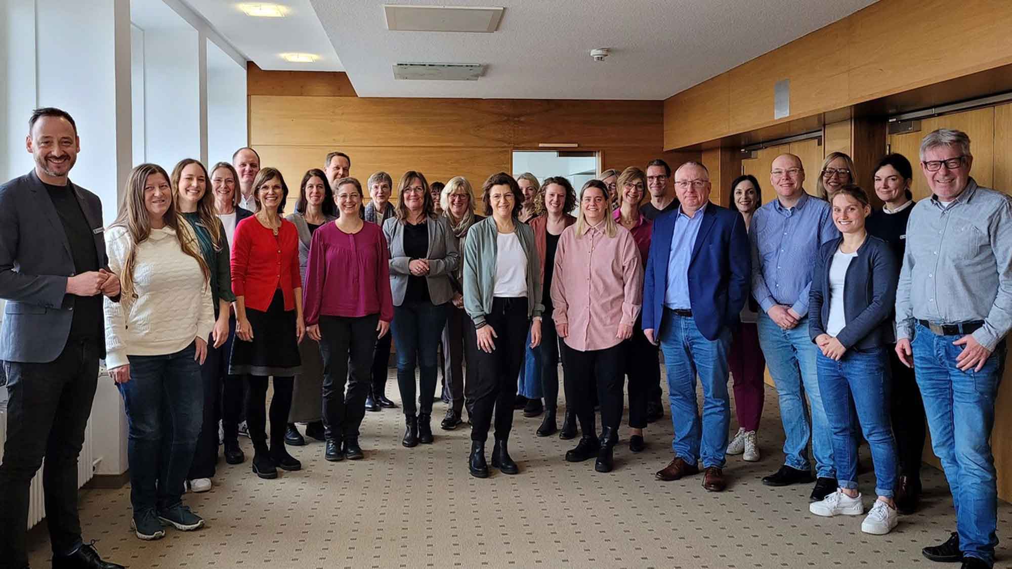 Tätigkeitsfelder der Schulsekretariate im stetigen Wandel – Schulamtsleitungen aus ganz NRW treffen sich im Rathaus Gütersloh Tätigkeitsfelder der Schulsekretariate im stetigen Wandel – Schulamtsleitungen aus ganz NRW treffen sich im Rathaus Gütersloh
