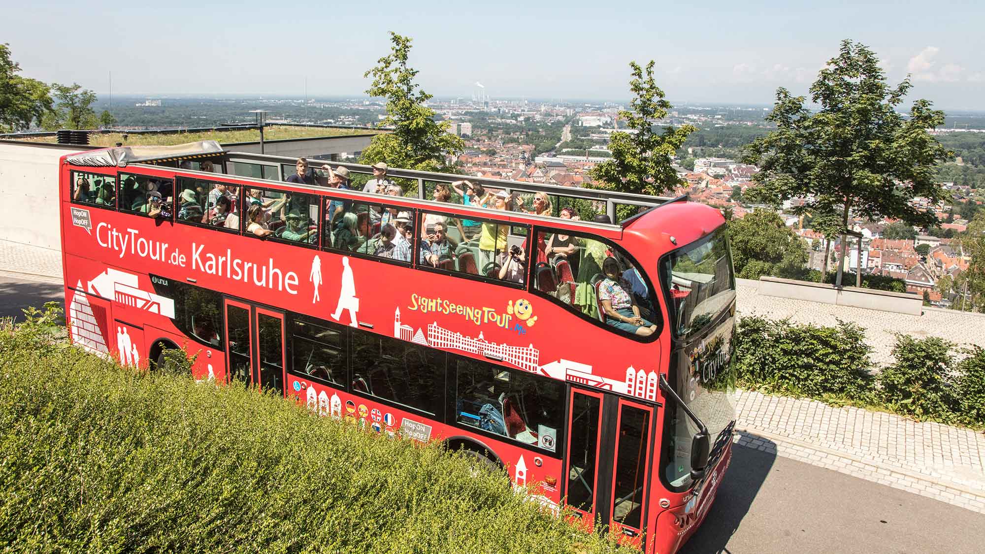 Karlsruhe: Der rote Doppeldeckerbus startet mit Oster Aktion in die neue Saison 2024