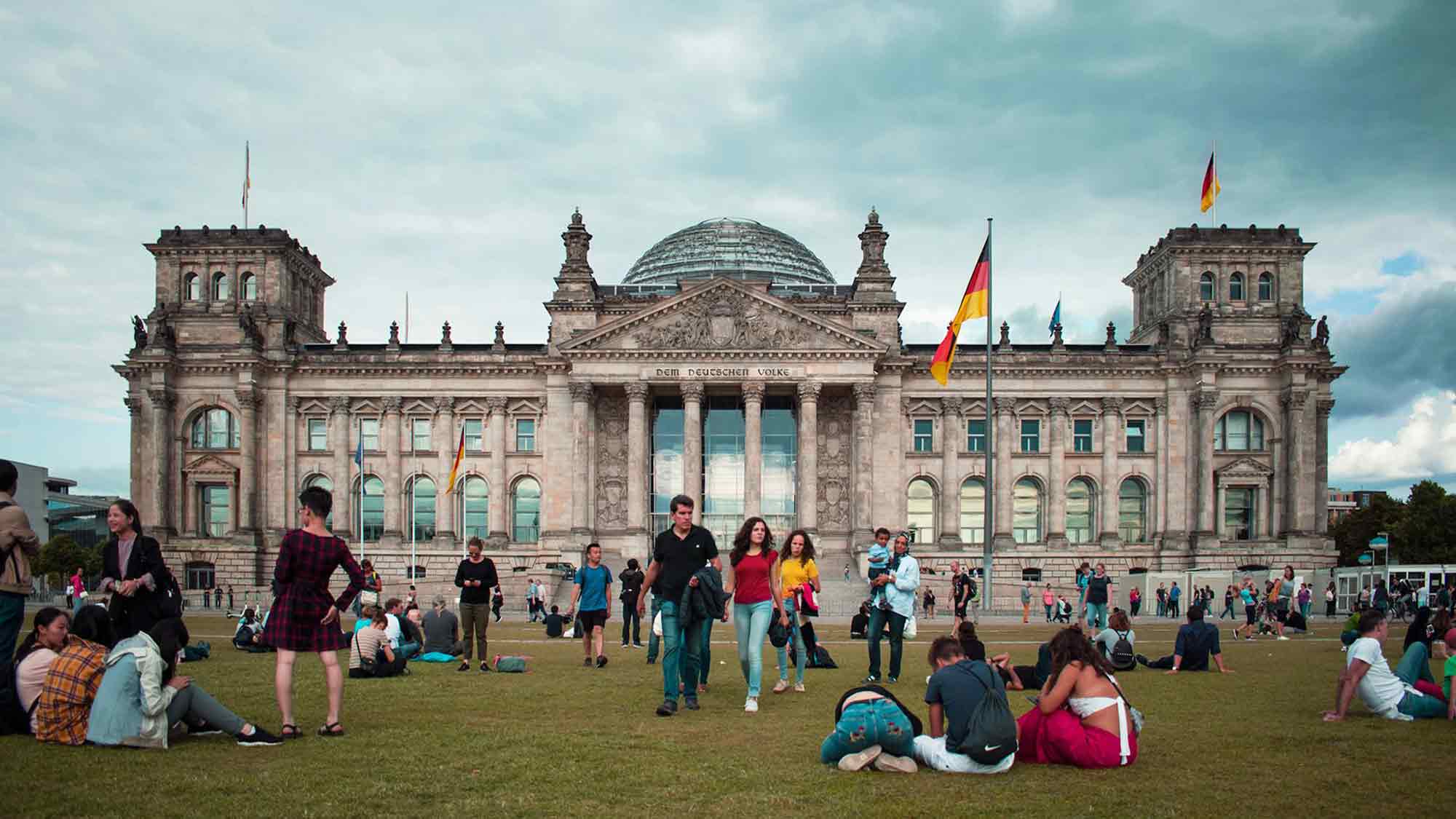 Die Welt wundert sich über den phlegmatischen Deutschen: Anlauf zu einem neuen Totalitarismus? Kommentar von Dennis Riehle