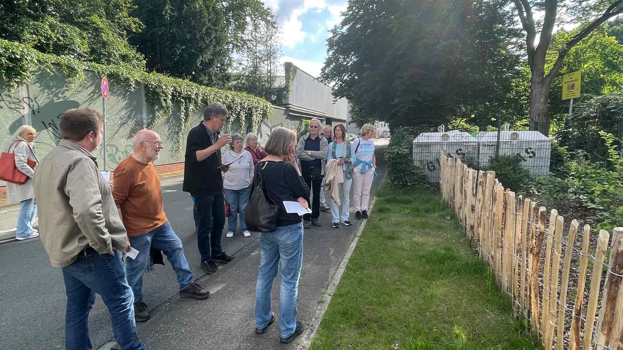 Gütersloh: Klimafolgenspaziergang zeigt Beispiele für klimaangepasste Maßnahmen an Haus und Hof 