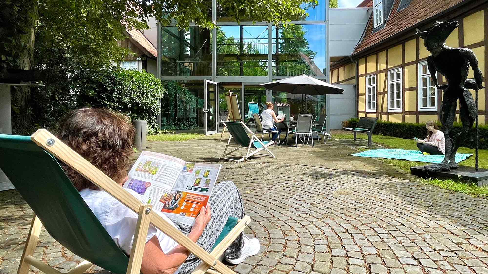 Rietberg: »Lesegarten« als Oase der Ruhe, sonniges Plätzen hinter der Bibliothek lädt zum Verweilen ein Rietberg: »Lesegarten« als Oase der Ruhe, sonniges Plätzen hinter der Bibliothek lädt zum Verweilen ein