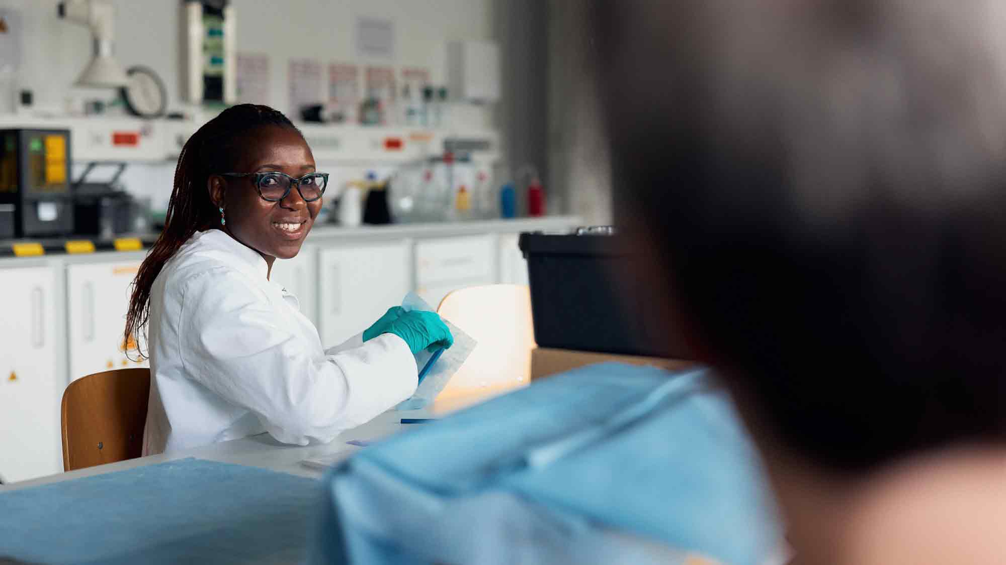Bielefeld: Gastwissenschaftlerin aus Kenia forscht an der HSBI zum 3D Druck auf Textilien Bielefeld: Gastwissenschaftlerin aus Kenia forscht an der HSBI zum 3D Druck auf Textilien