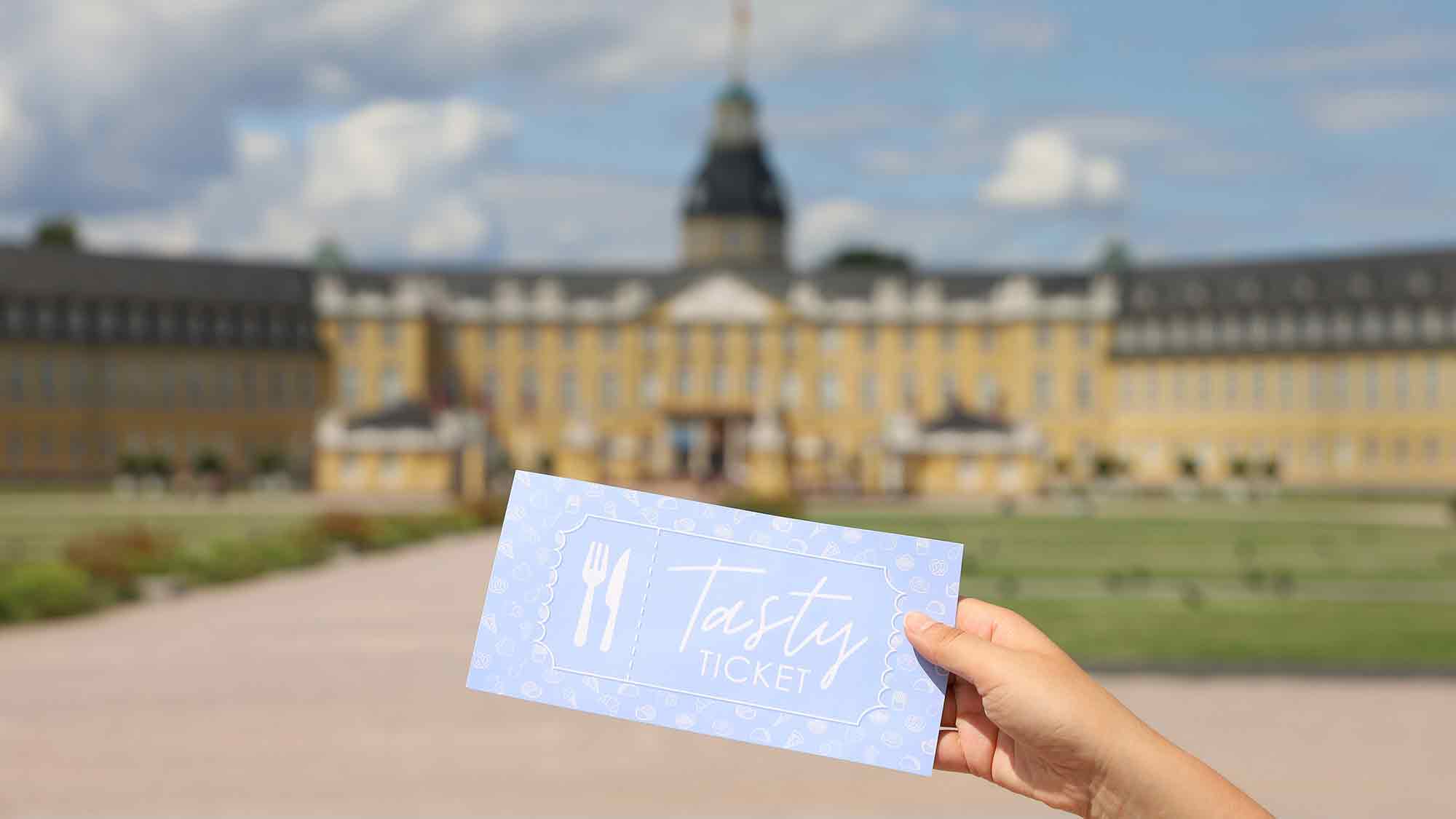 Die Karlsruher Gastroszene entdecken und genießen: Das neue »TastyTicket« von Karlsruhe Tourismus lädt zu einer kulinarischen Reise durch die Fächerstadt Die Karlsruher Gastroszene entdecken und genießen: Das neue »TastyTicket« von Karlsruhe Tourismus lädt zu einer kulinarischen Reise durch die Fächerstadt