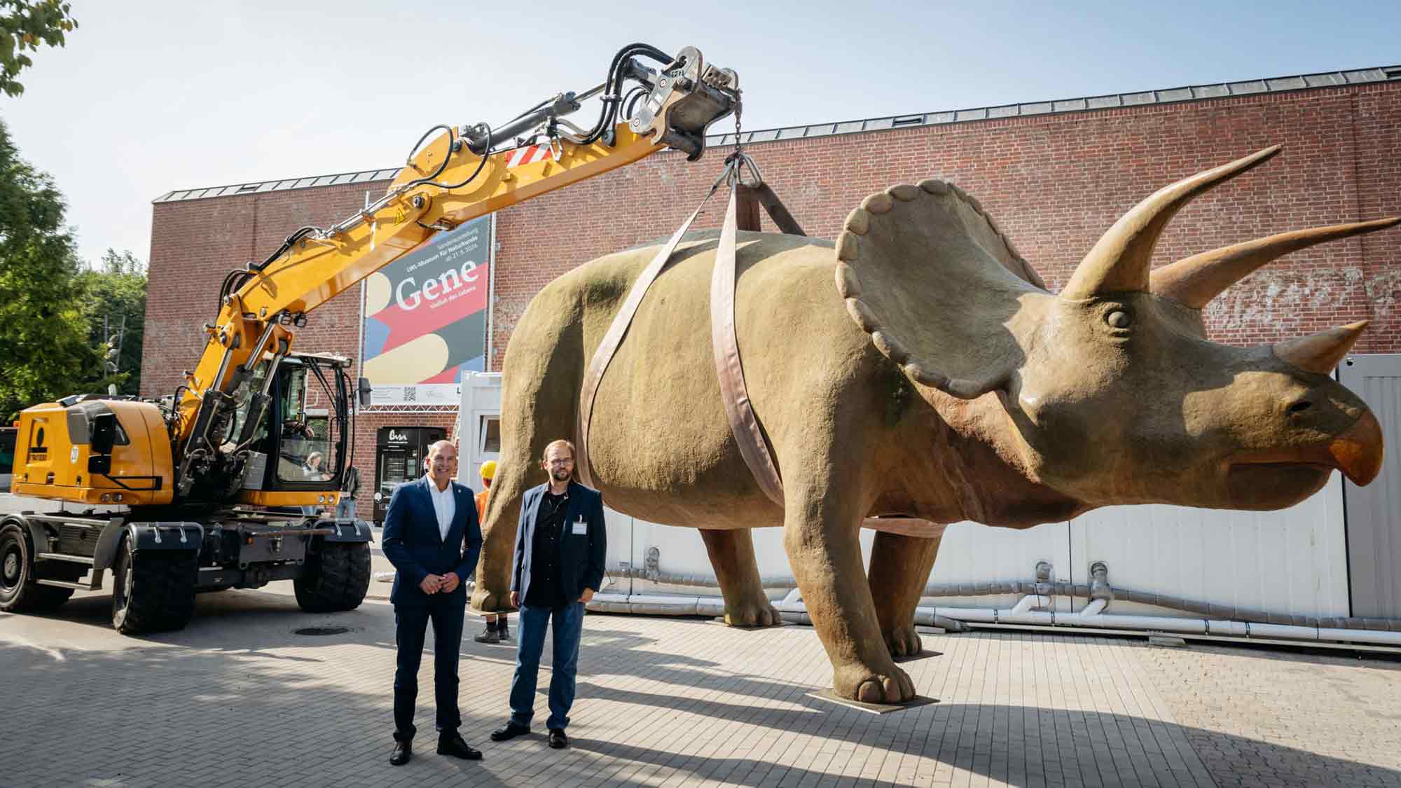Wenn schwere Dinos fliegen – Modelle vor dem LWL Museum für Naturkunde versetzt Wahrzeichen des Museums kennzeichnen neuen Museumseingang Wenn schwere Dinos fliegen – Modelle vor dem LWL Museum für Naturkunde versetzt Wahrzeichen des Museums kennzeichnen neuen Museumseingang