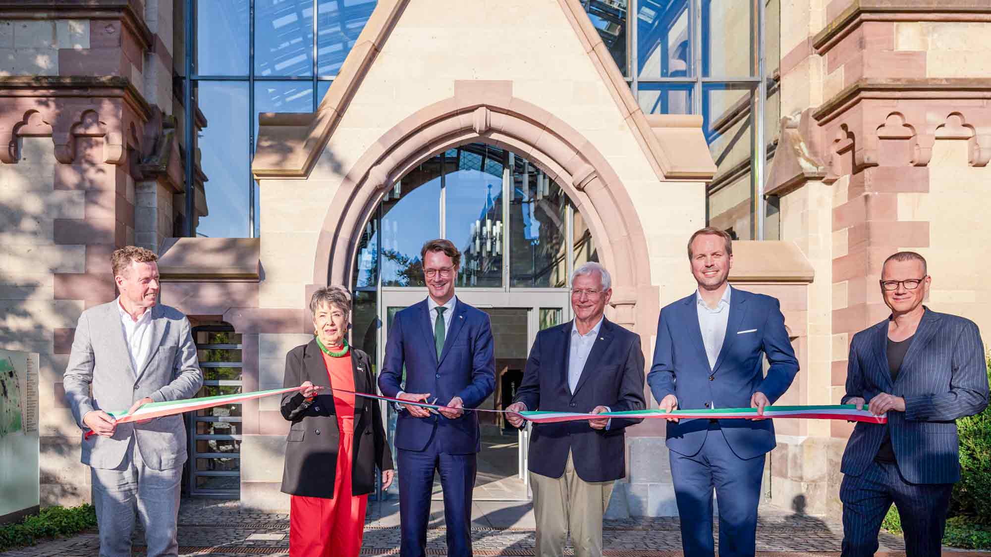 Rekonstruierter Torbogen schmückt Vorburg von Schloss Drachenburg – Eröffnung durch Ministerpräsident Wüst