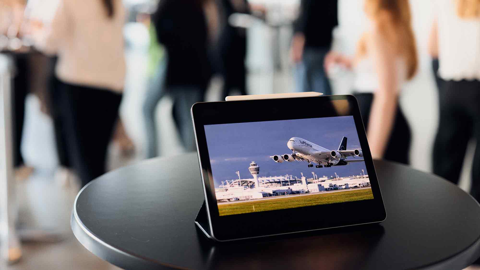 HSBI Studenten entwickeln Ideen für Miles & More Mitglieder am Flughafen München – darunter ist sogar eine Dating App