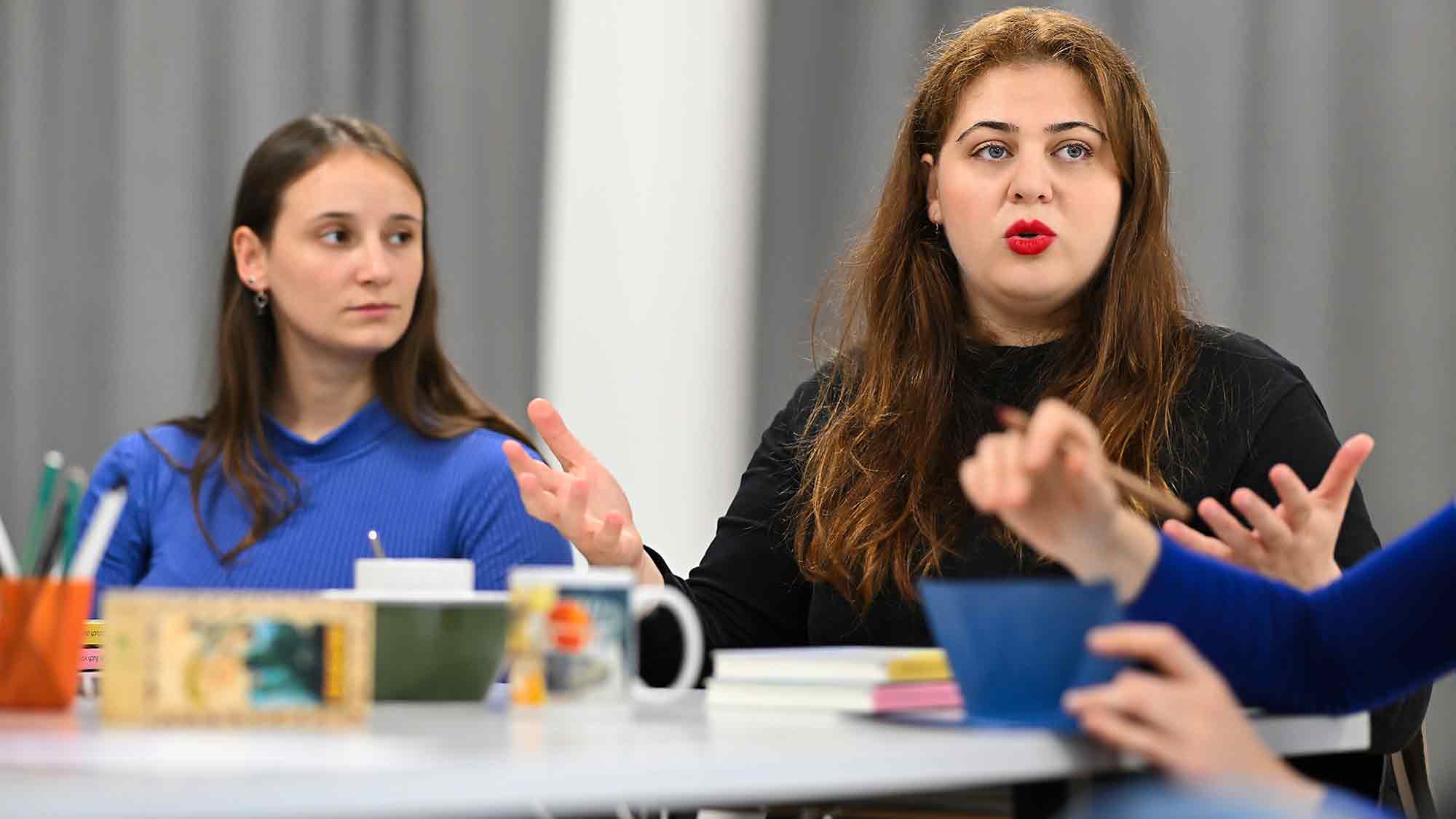 Westfälisches Landestheater (WLT) Castrop Rauxel: Literaturpreisträgerin Lina Atfah liest Lyrik in Schulen und ermuntert zum Schreiben. Premiere am 31. Oktober 2024