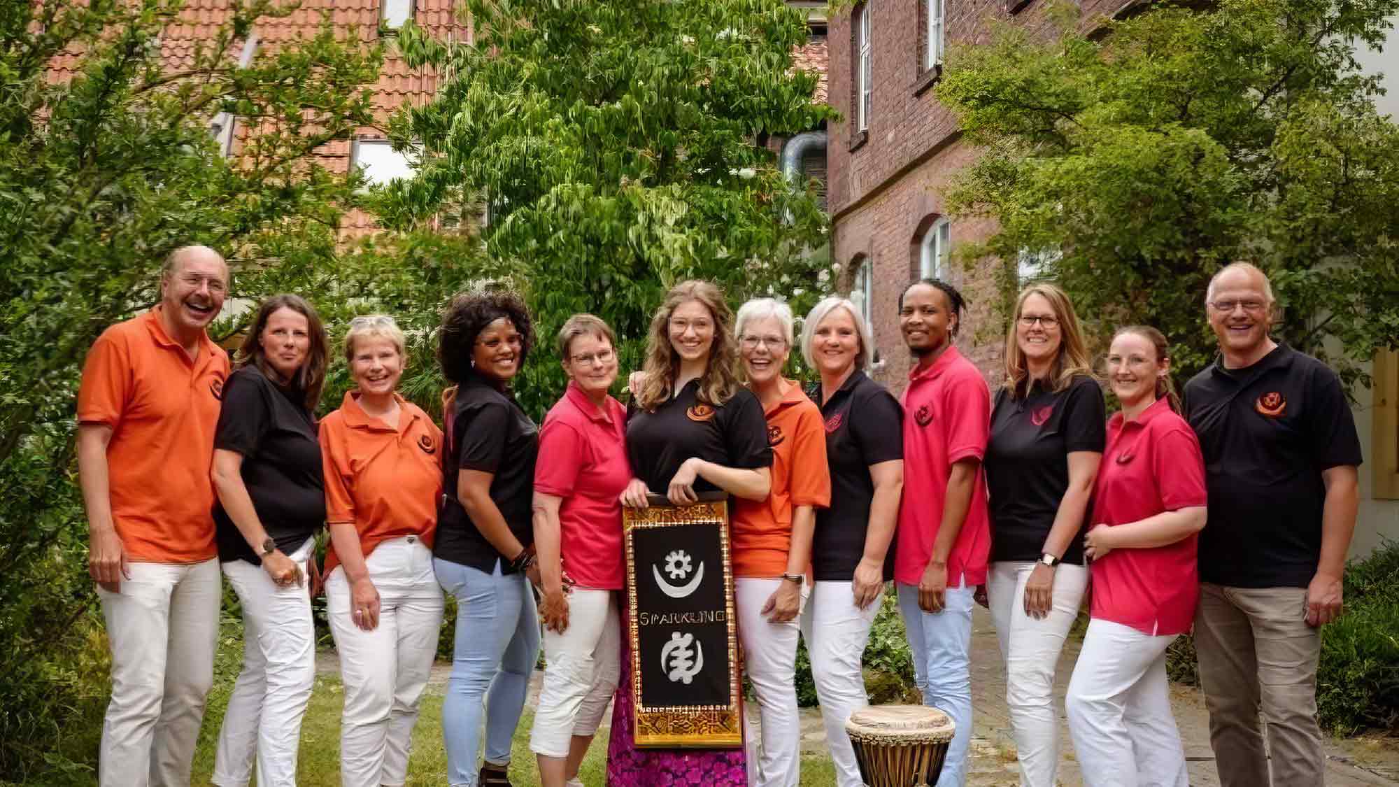 Sankt Pankratius Kirche Gütersloh: Die Sparklings singen für das WDR 2 Weihnachtswunder afrikanische Chormusik, 17. November 2024