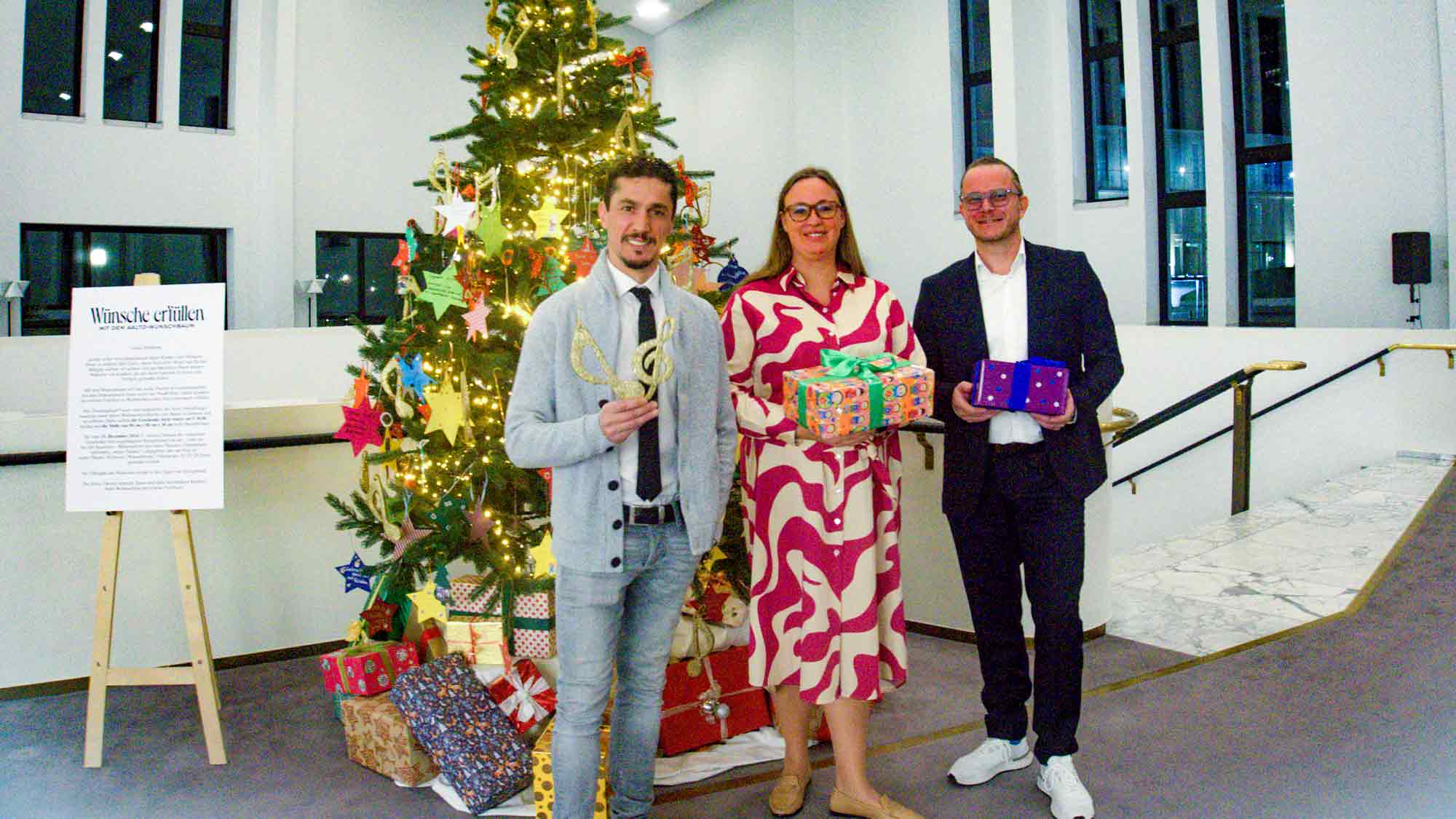 Theater und Philharmonie Essen: Weihnachtsbaum im Aalto Theater erfüllt Kinderwünsche Theater und Philharmonie Essen: Weihnachtsbaum im Aalto Theater erfüllt Kinderwünsche