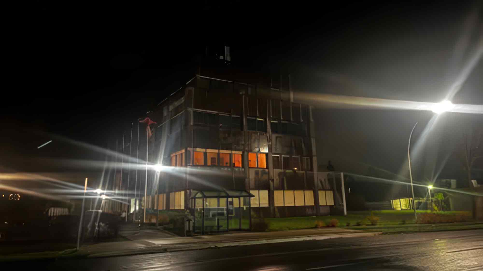 Nein zu Gewalt gegen Frauen: Orangefarbene Fahne und beleuchtetes Rathaus setzen Zeichen in Herzebrock Clarholz Nein zu Gewalt gegen Frauen: Orangefarbene Fahne und beleuchtetes Rathaus setzen Zeichen in Herzebrock Clarholz