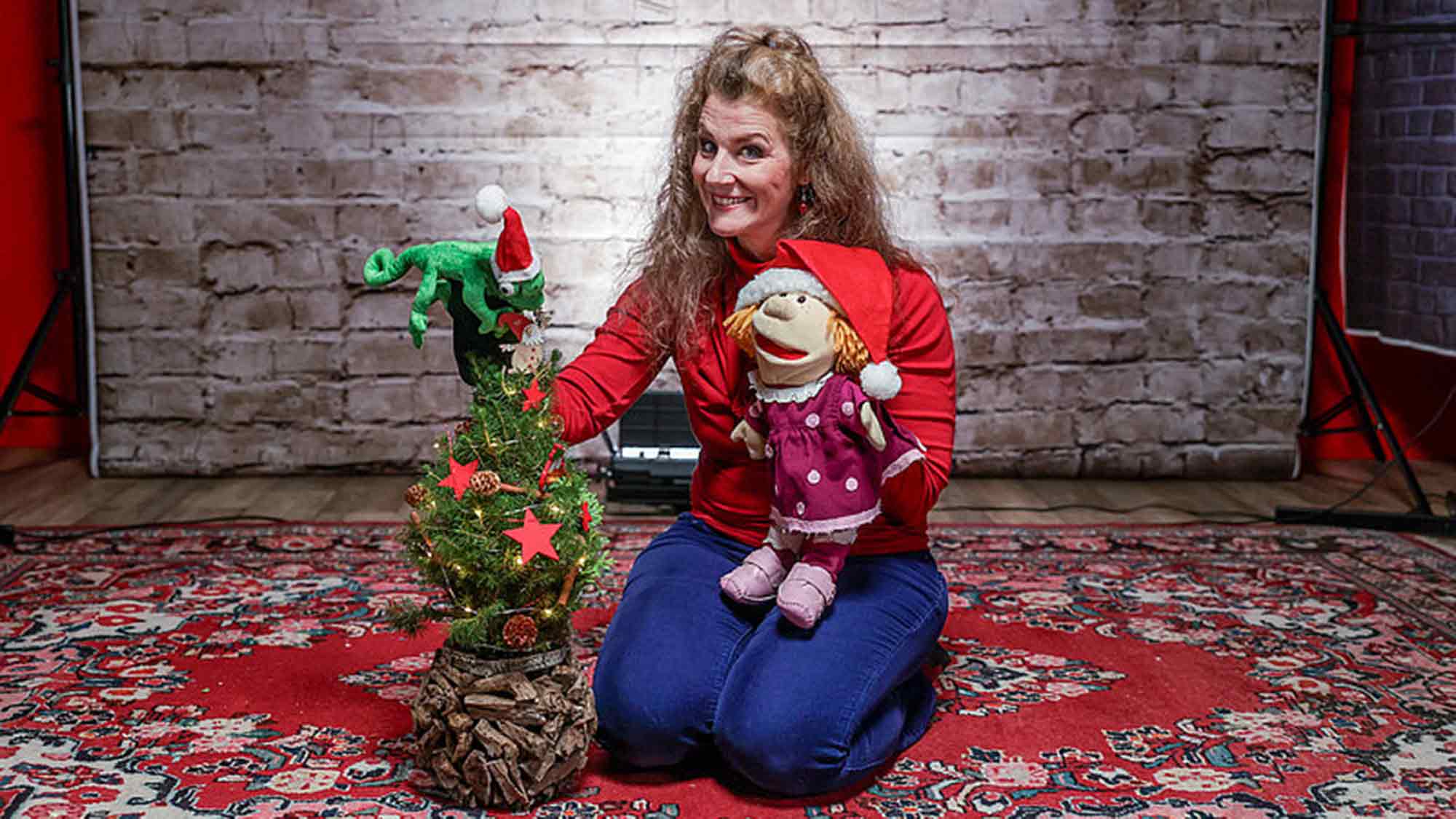 Weihnachtszauber zum Vorlesen: Studienkreis Gütersloh und Harsewinkel lädt zur Lesungsshow mit Fritzi Bender und ihrer Puppencombo ein