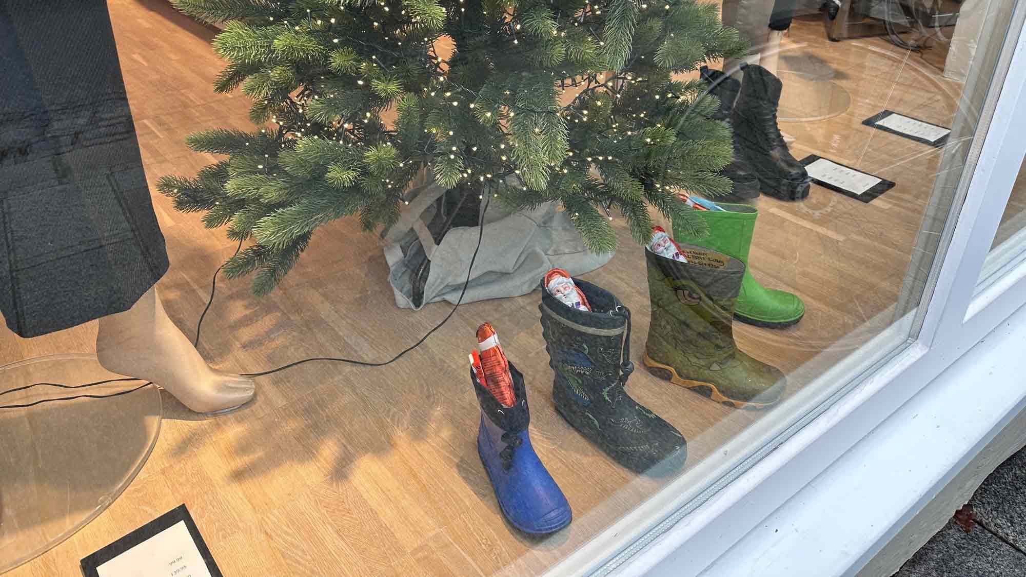 Nikolaus befüllt Stiefel von Rietberger Kindern: Schuhe können in Geschäften wieder abgeholt werden Nikolaus befüllt Stiefel von Rietberger Kindern: Schuhe können in Geschäften wieder abgeholt werden