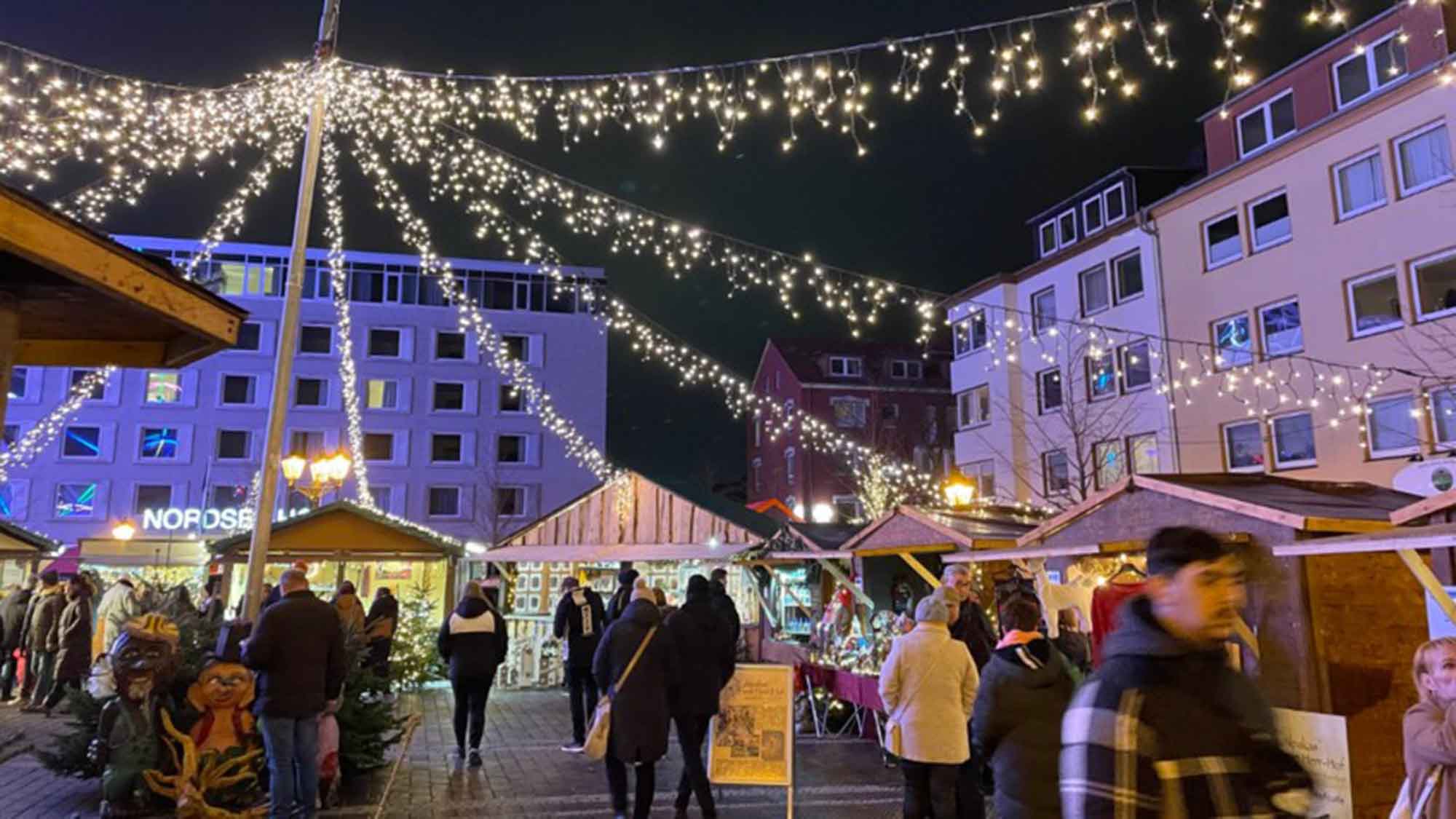 Die »Kleine Weihnachtswelt« öffnet, Kunsthandwerk und Leckereien auf dem Theodor Heuss Platz Bremerhaven Die »Kleine Weihnachtswelt« öffnet, Kunsthandwerk und Leckereien auf dem Theodor Heuss Platz Bremerhaven