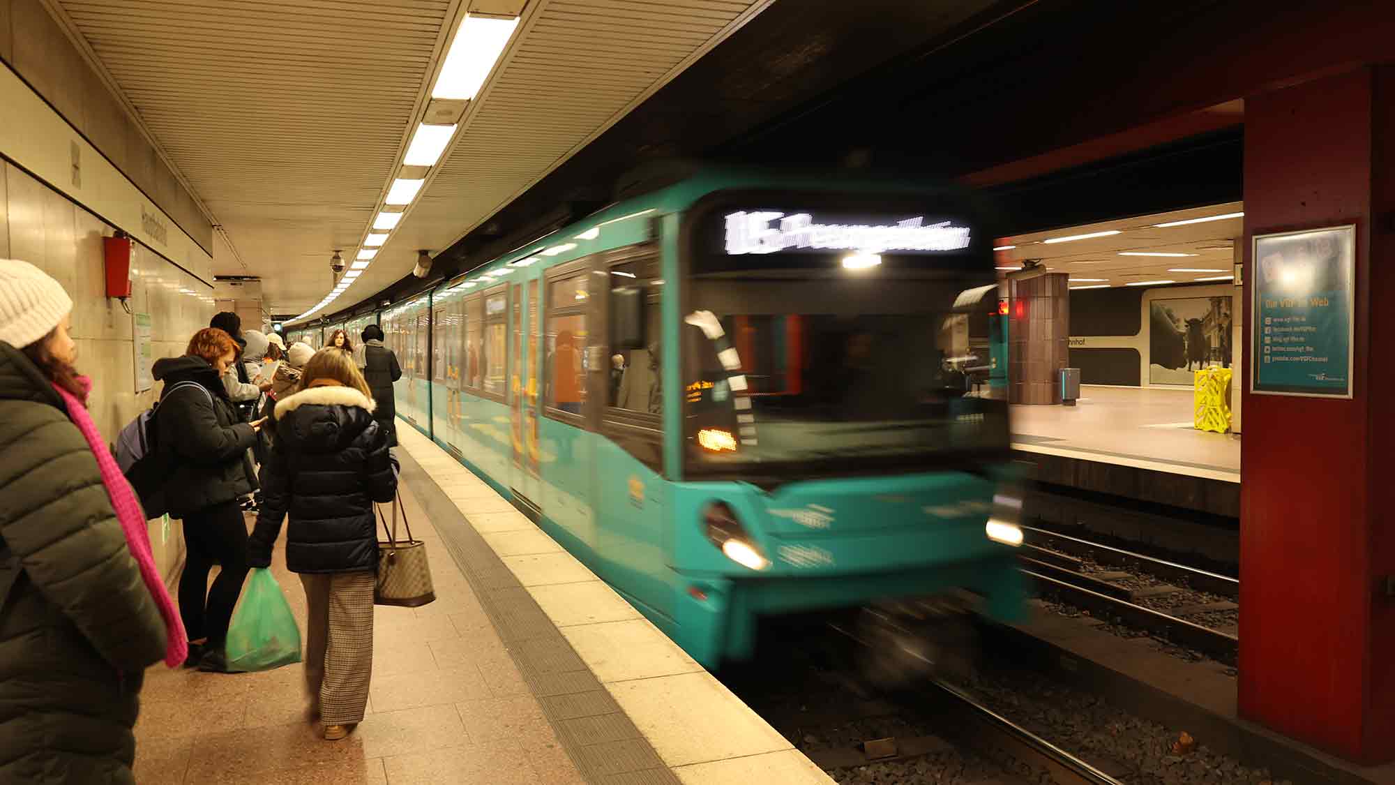 Sonntagsfahrer kommen schneller ans Ziel: ADAC untersucht Pünktlichkeit von ÖPNV Anbietern Sonntagsfahrer kommen schneller ans Ziel: ADAC untersucht Pünktlichkeit von ÖPNV Anbietern