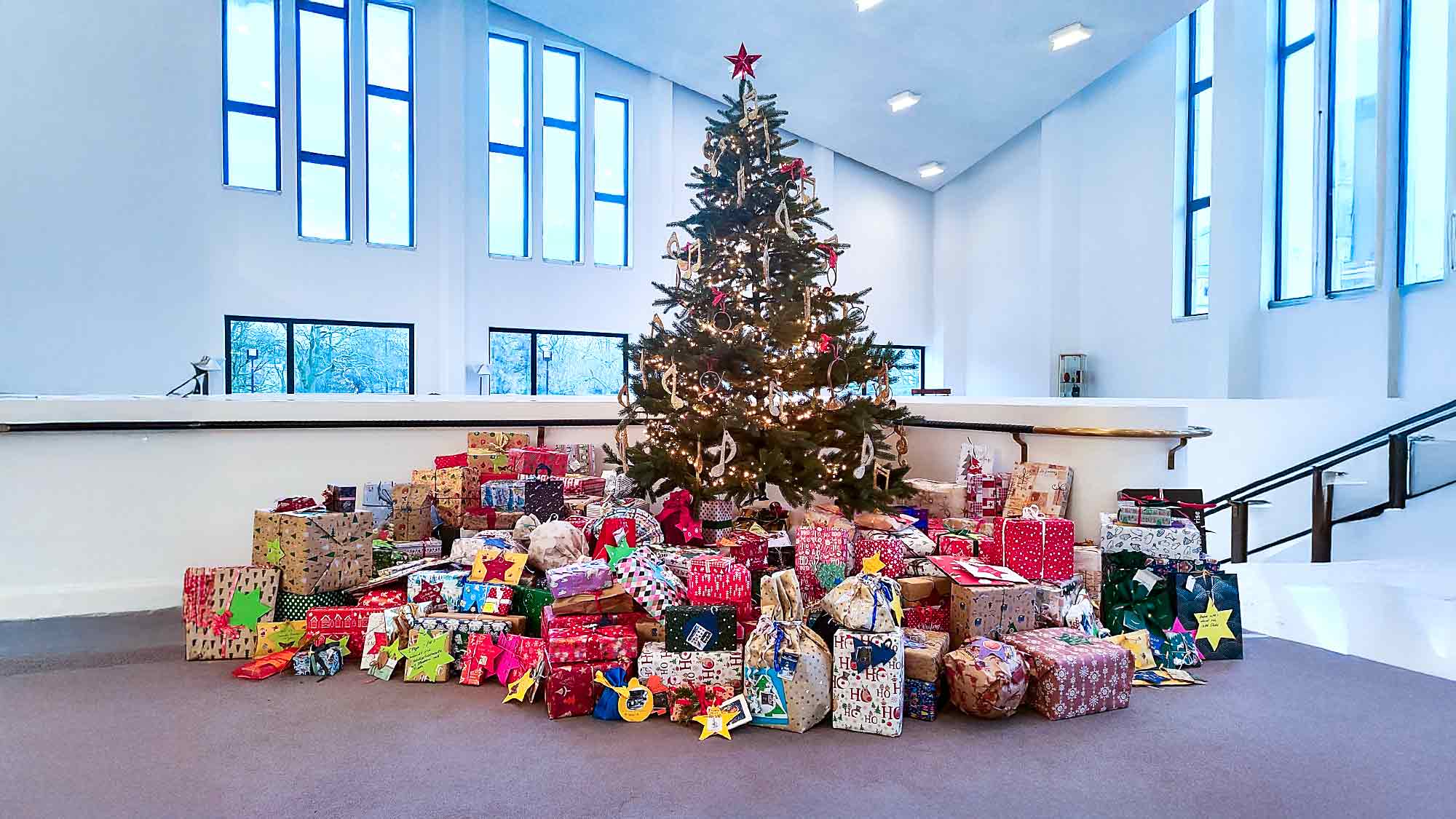 Theater und Philharmonie Essen: Wunschbaum im Aalto Theater: 173 Kinder freuen sich über Geschenke des Publikums