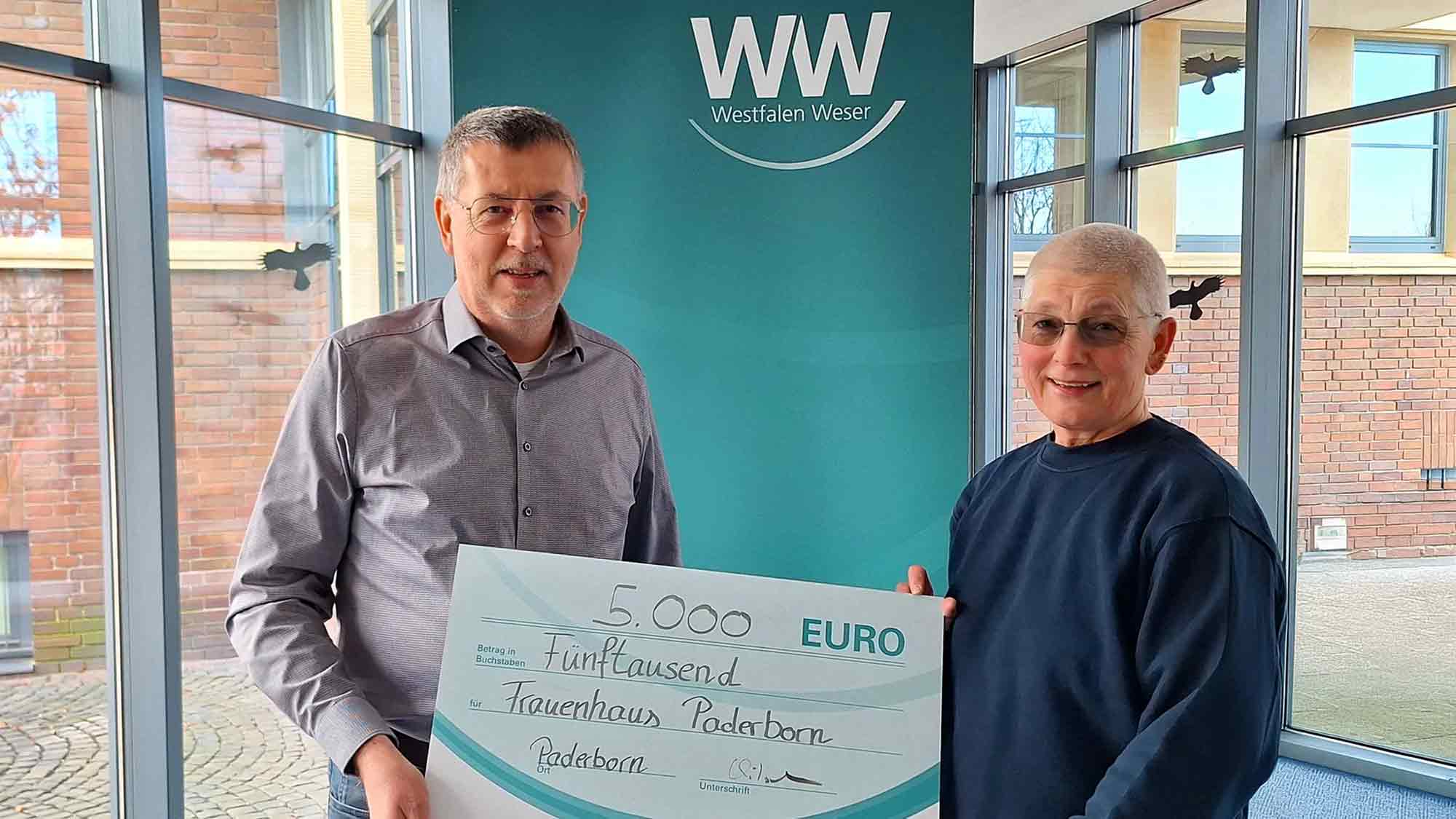 Westfalen Weser Netz unterstützt Frauenhaus Paderborn mit 5.000 Euro